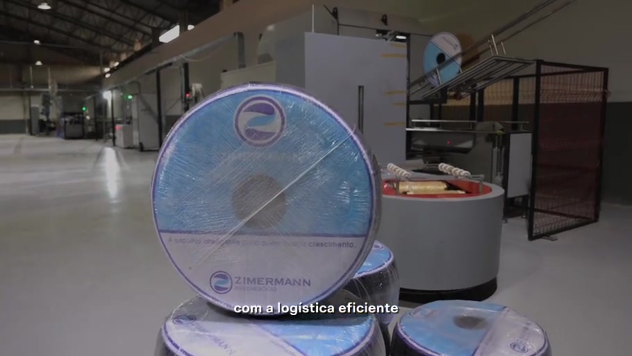 Bobinas embaladas com a marca Zimermann dentro da fábrica