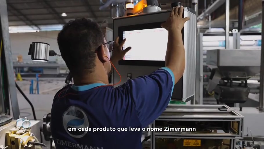 Profissional acompanhando o painel de controle da produção na fábrica Zimermann