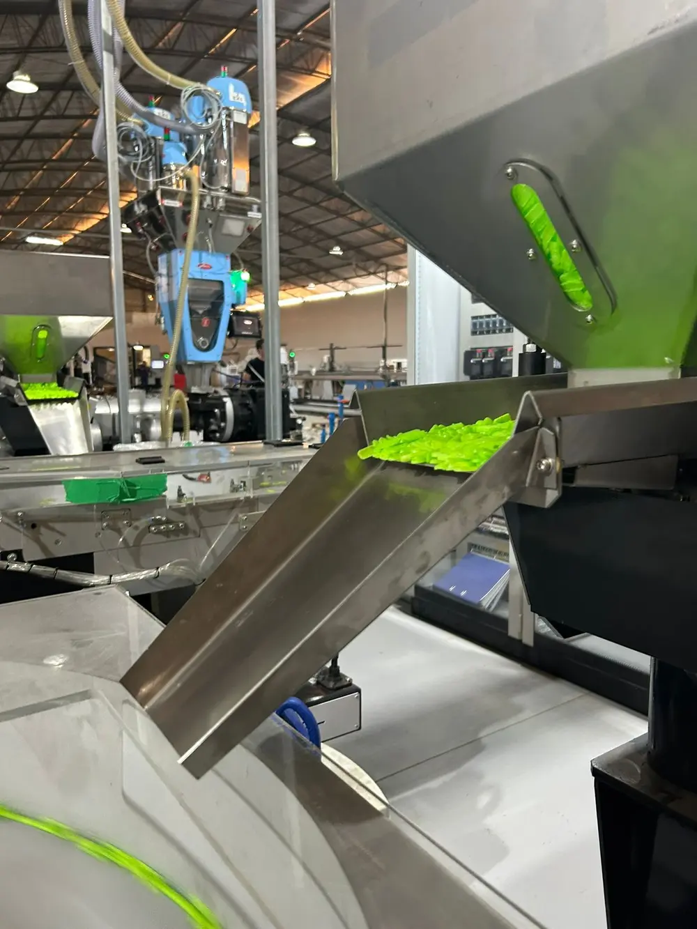 Equipamento na fábrica Zimermann com emissores verdes na linha de produção